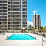 Beautiful 1Br, Steps To Waikiki Beach And Parking
