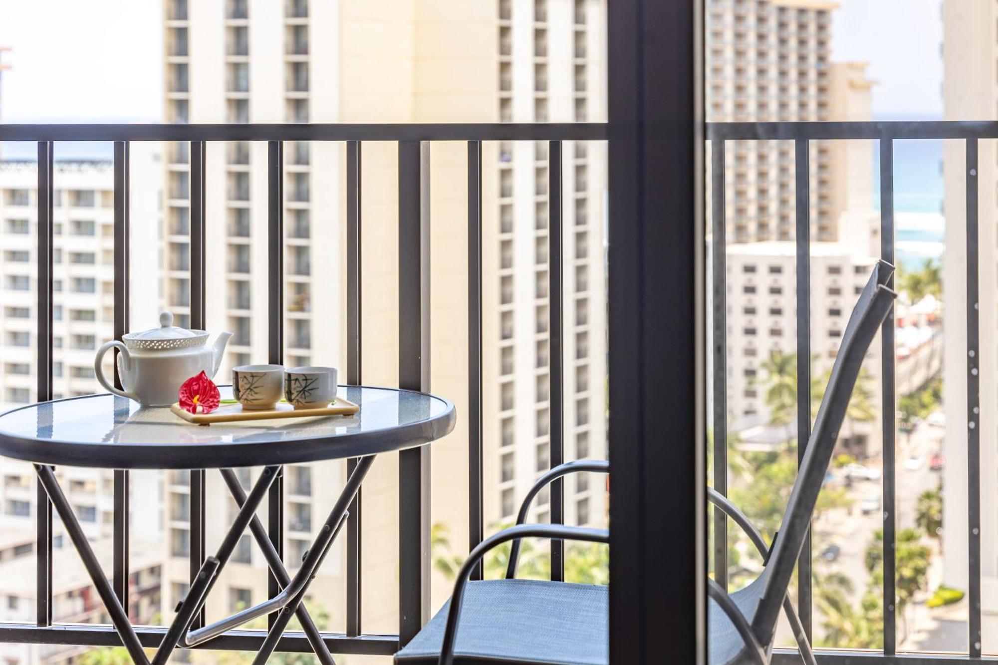 Beautiful 1br, Steps To Waikiki And Parking Apartment