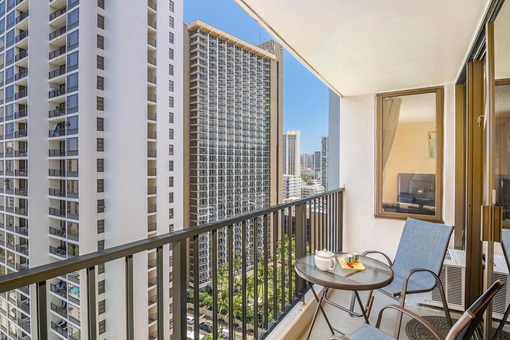 Beautiful 1br, Steps To Waikiki And Parking Apartment Honolulu