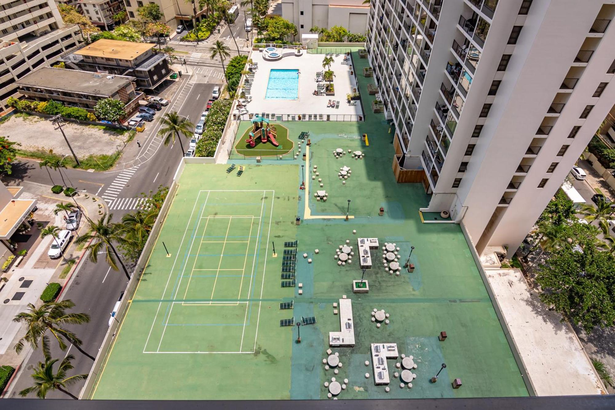 Beautiful 1br, Steps To Waikiki And Parking Apartment