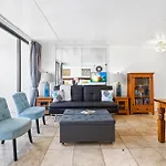Waikiki Banyan T1-3204