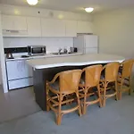Waikiki Banyan Apt, Walk To The Beach, Free Wi-Fi & Parking