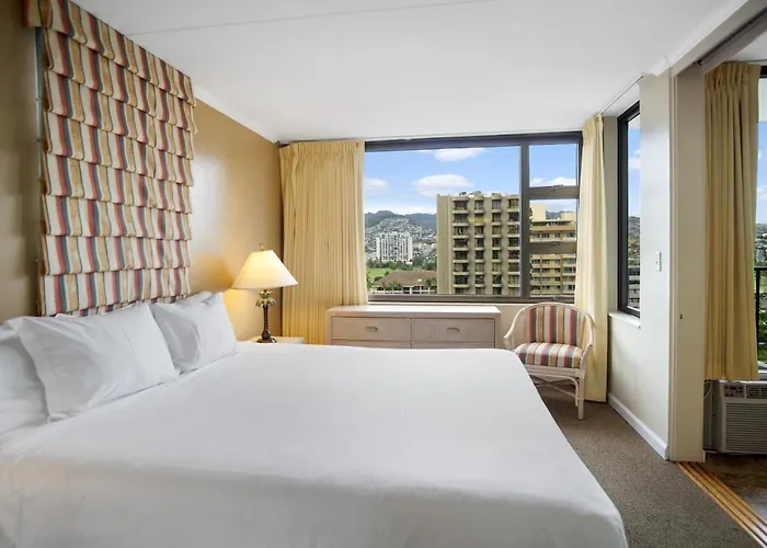 Construction Special At The Waikiki Banyan Free Parking And Wifi