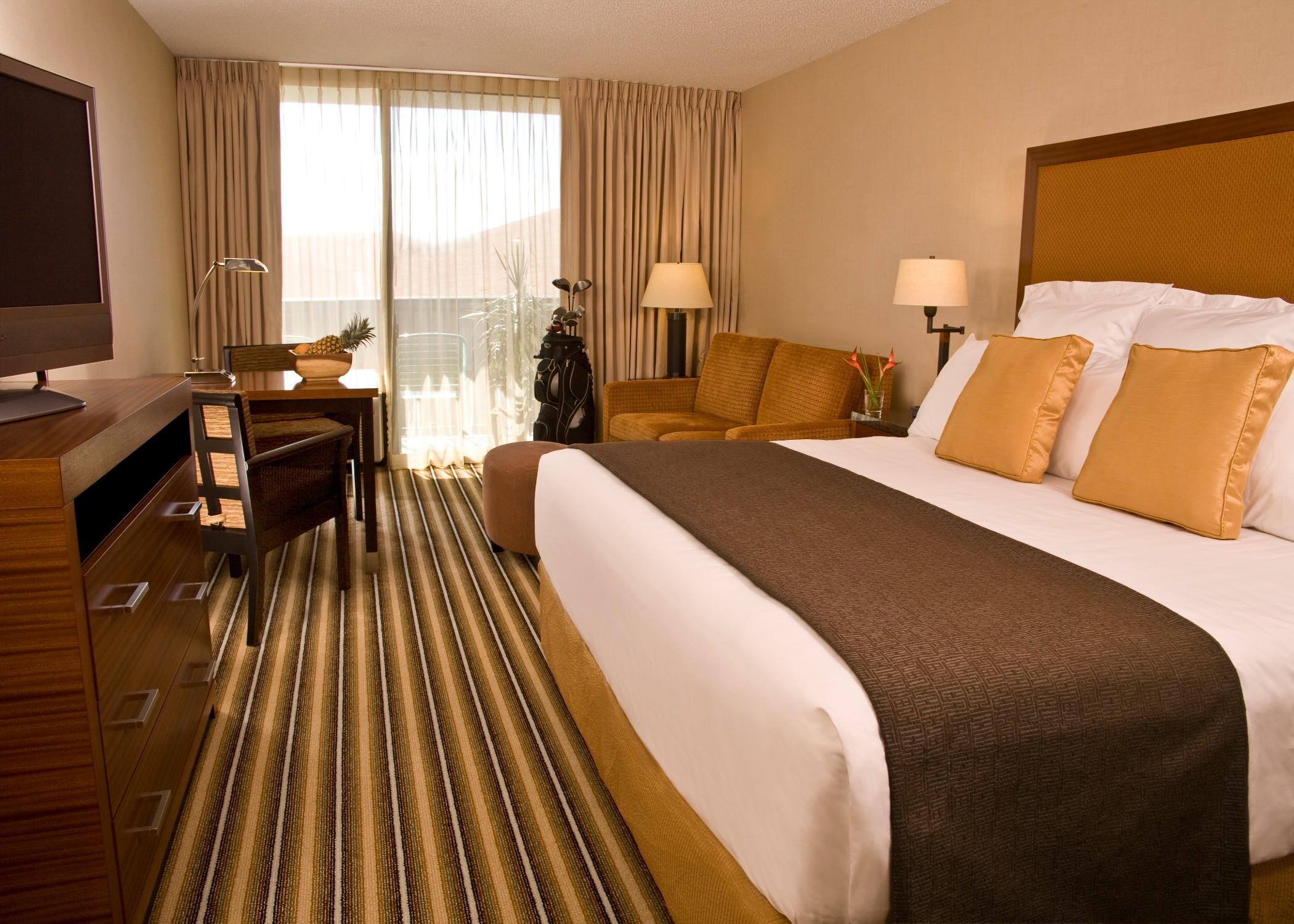 Maui Coast Hotel 3*