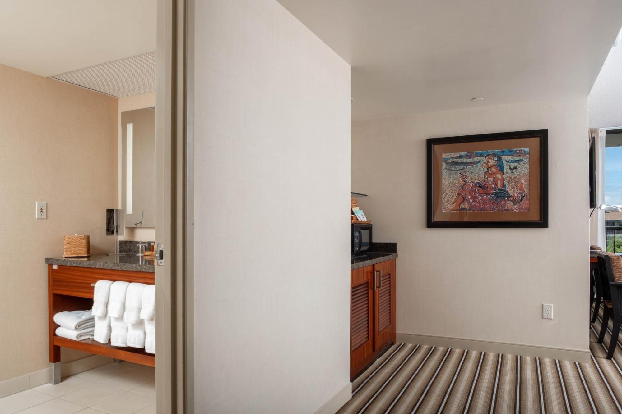 Maui Coast Hotel 3*