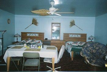 Village Hostel *