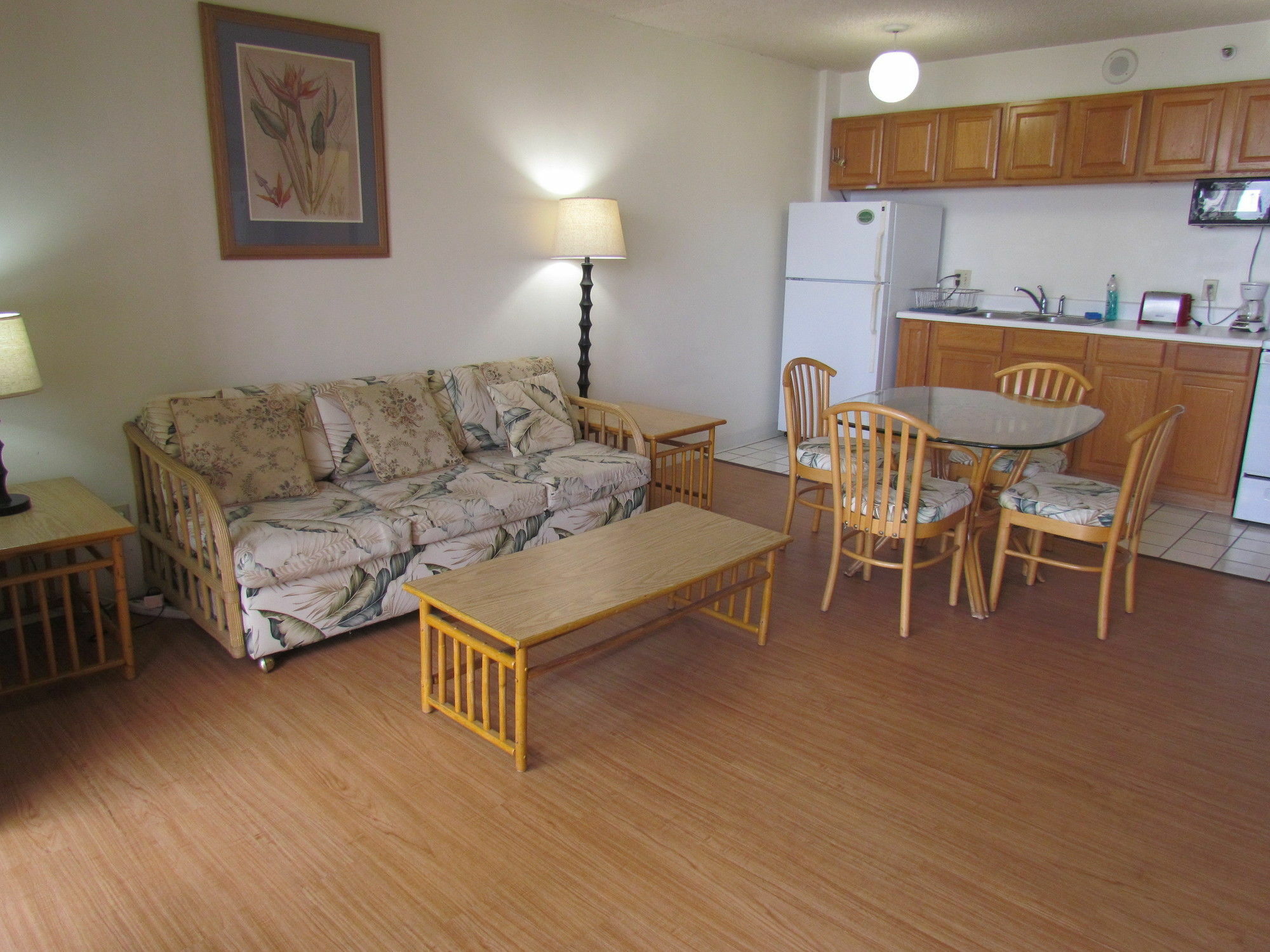 Waikiki Banyan Apt, Walk To The Beach, Free Wi-fi & Parking