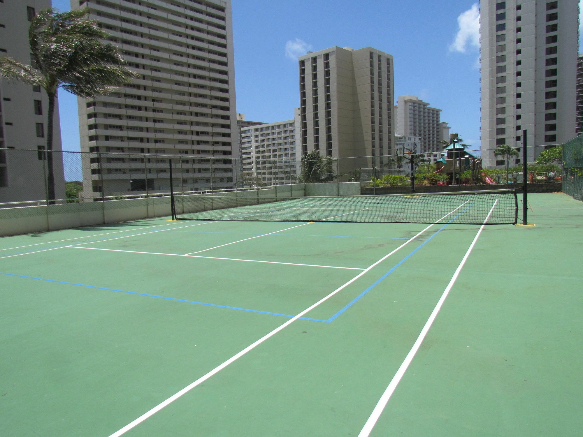 Waikiki Banyan Apt, Walk To The Beach, Free Wi-fi & Parking Apartment *