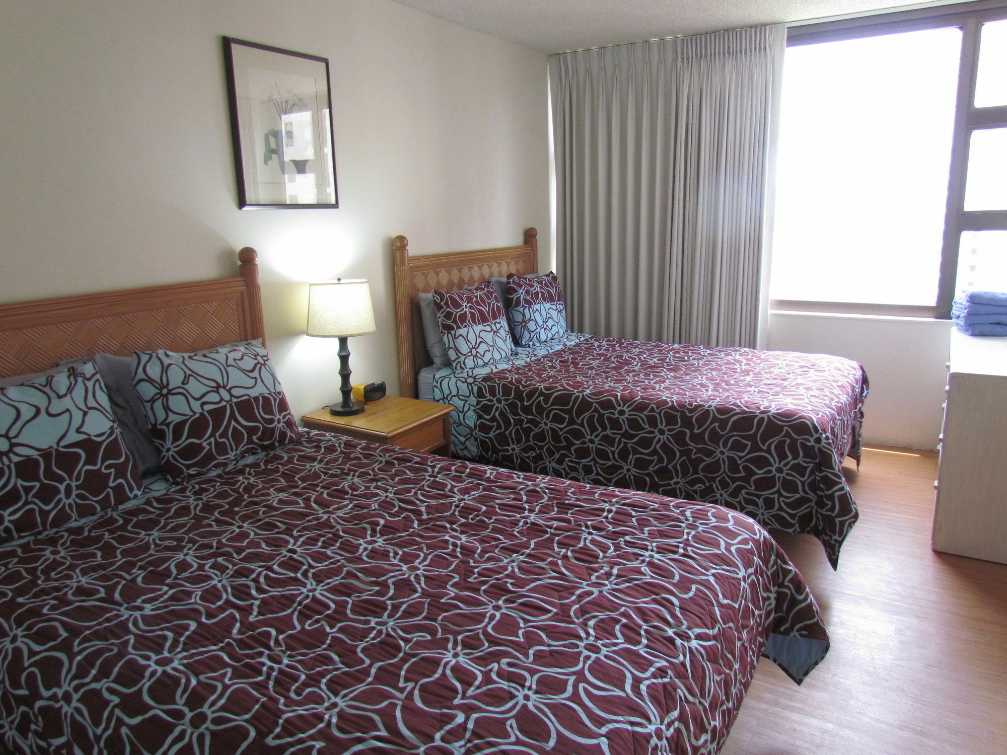 Waikiki Banyan Apt, Walk To The Beach, Free Wi-fi & Parking *