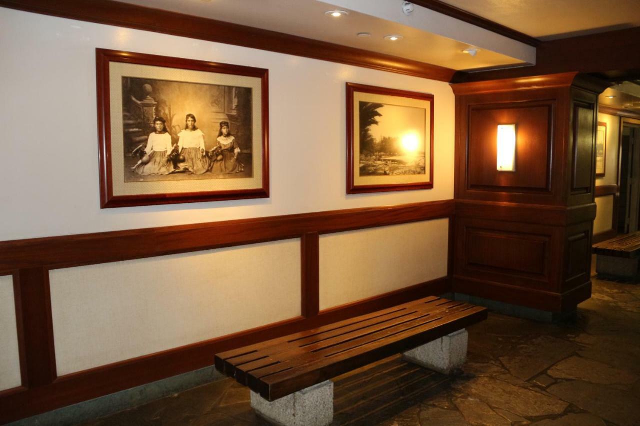 Waikiki Banyan T1-3204