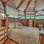 Tropical Cabana With Deck, Hot Tub And Lush Scenery!