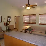 Aloha Aku Inn & Suites
