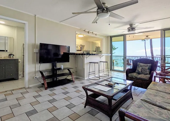 Oceanfront Lahaina Condo With Balcony And Pool Access!