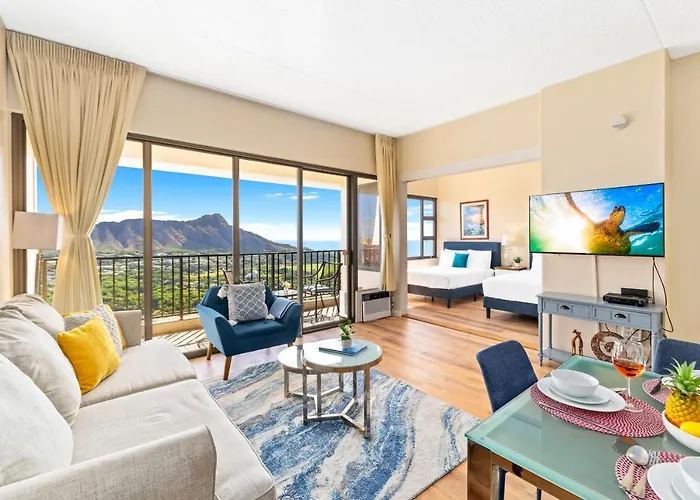 Upscale Penthouse With Ocean Views & Free Parking!