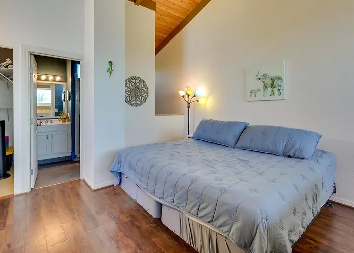 Top-Floor Kailua Bay Resort Condo With Ocean Views!