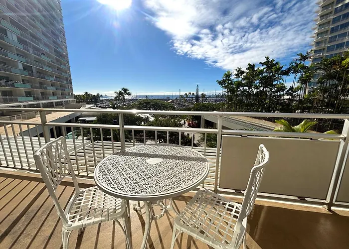 Ilikai Apt 308 - Spacious Studio With Stunning Ocean & Harbor Views