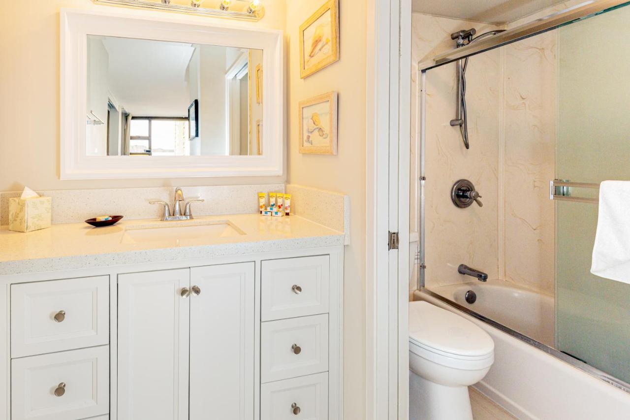 Diamond Head & Ocean View Gem Near Waikiki Beach, Parking's On Us Apartment