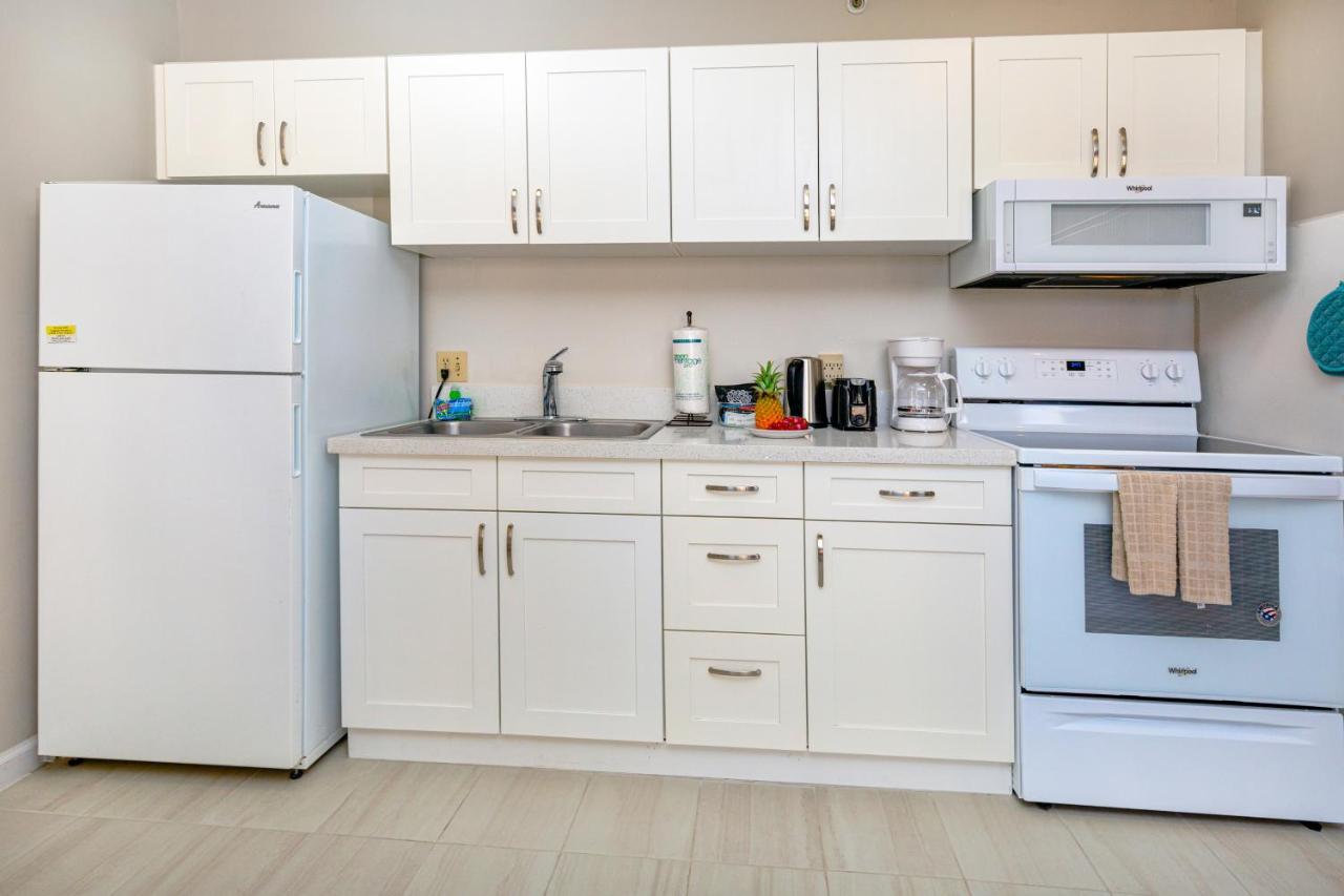 Diamond Head & Ocean View Gem Near Waikiki Beach, Parking's On Us Apartment *