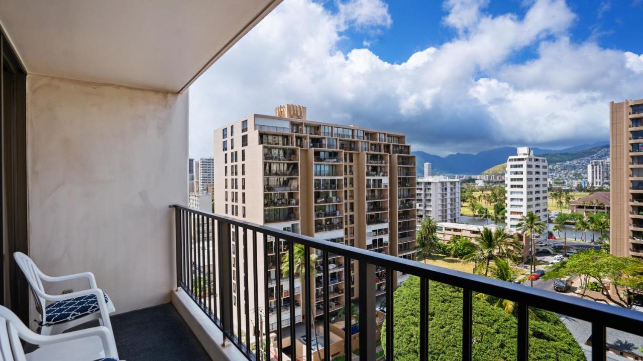 Manta Ray At The Waikiki Banyan Apartment