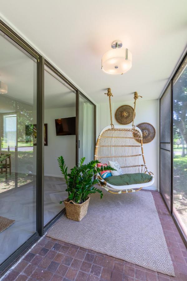 Modern, Romantic Vibes In The Tropics Kahuku