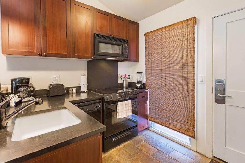 Gorgeous 2 Blocks From The Heart Of Maui Apartment *