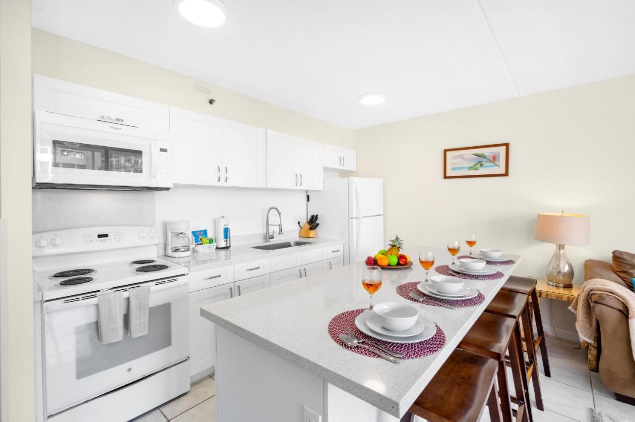Waikiki Banyan Oasis With Partial Ocean View, 1-block To Beach, Free Parking Apartment