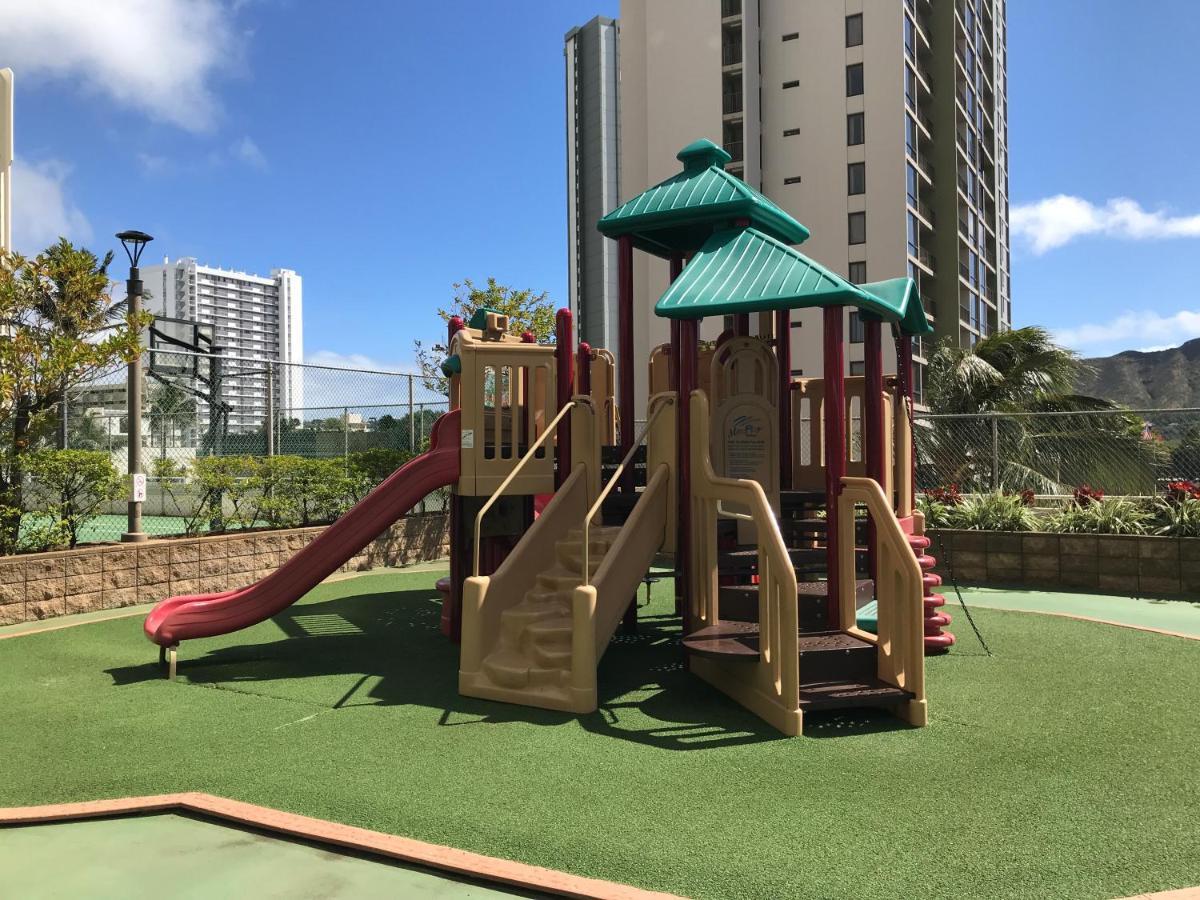 Waikiki Banyan 1br With Great Ocean Views, Steps To & Parking! Apartment