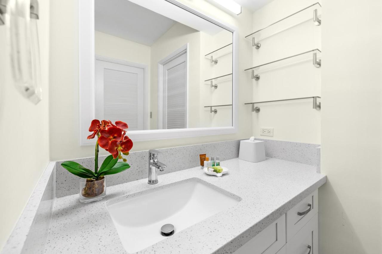 Waikiki Banyan Oasis With Partial Ocean View, 1-block To Beach, Free Parking Apartment
