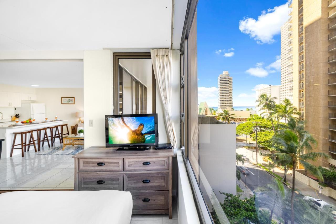 Waikiki Banyan Oasis With Partial Ocean View, 1-block To Beach, Free Parking Apartment Honolulu