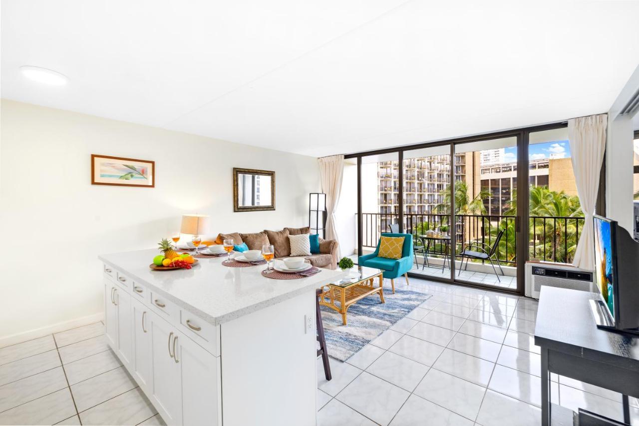 Waikiki Banyan Oasis With Partial Ocean View, 1-block To Beach, Free Parking Apartment *