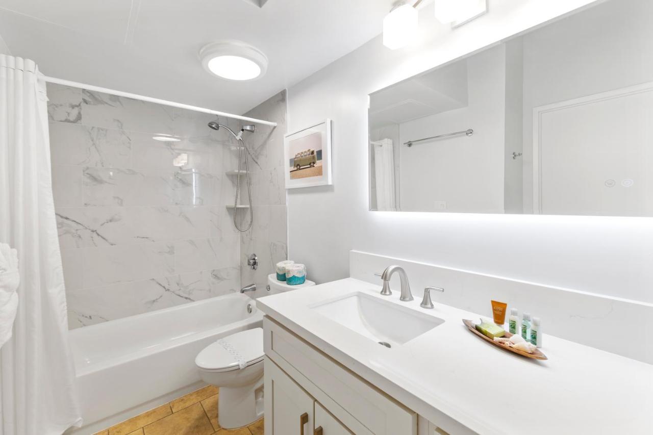 Upscale Penthouse With Ocean Views & Free Parking! *