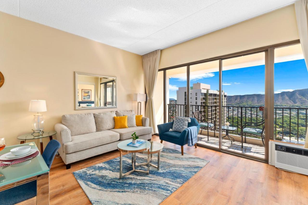 Upscale Penthouse With Ocean Views & Free Parking!