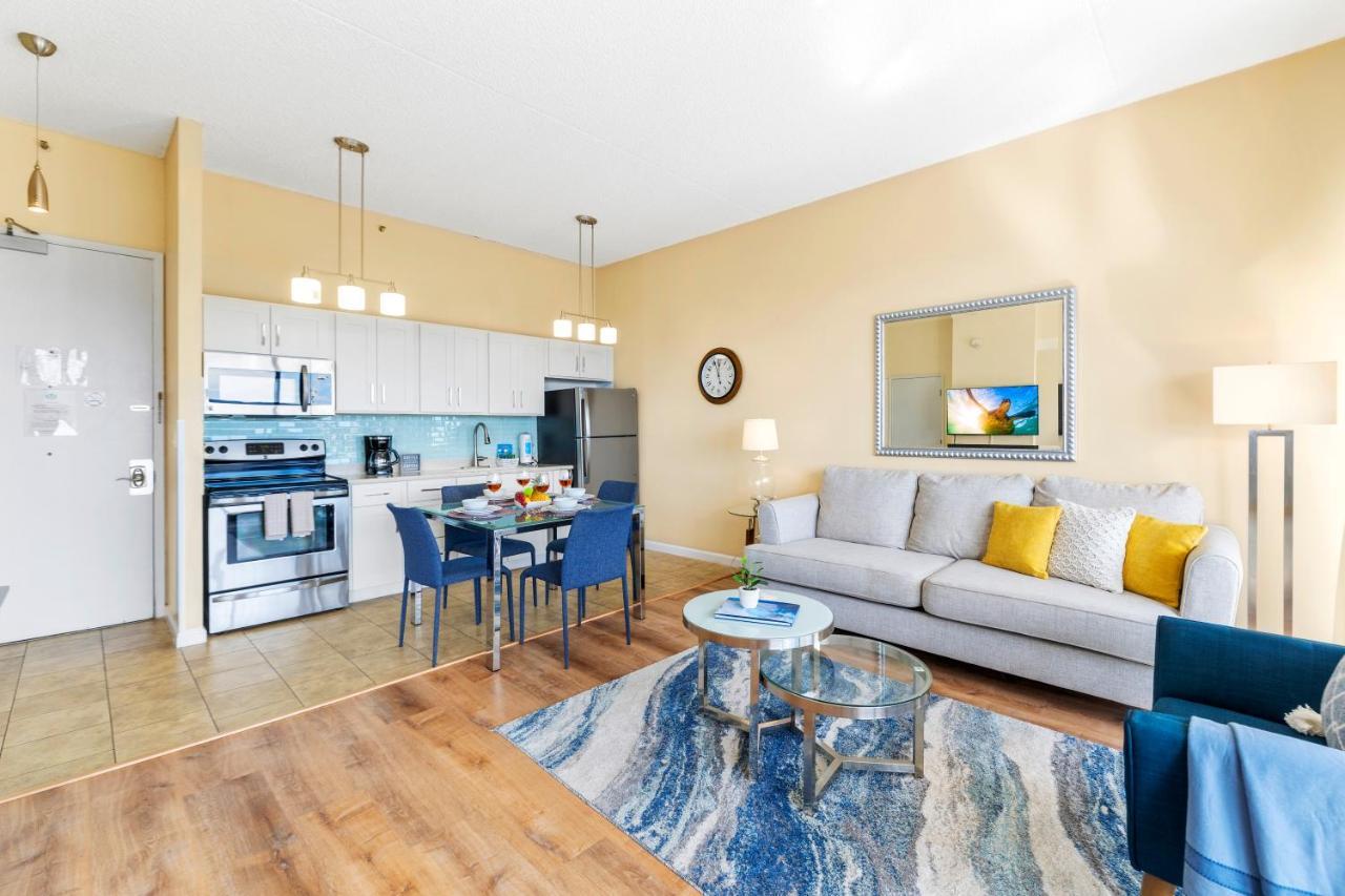 Upscale Penthouse With Ocean Views & Free Parking! Apartment Honolulu