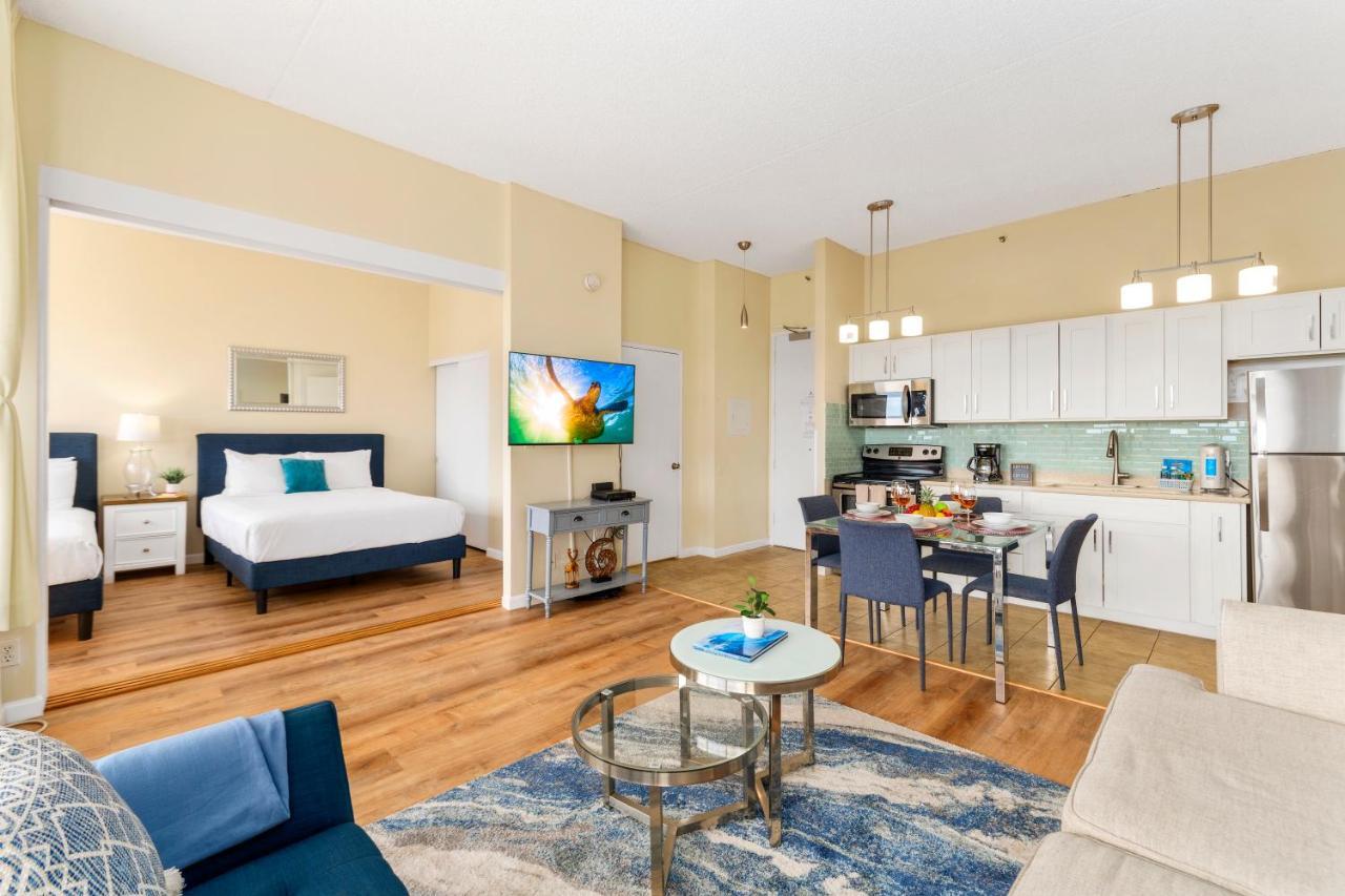 Upscale Penthouse With Ocean Views & Free Parking! Apartment Honolulu