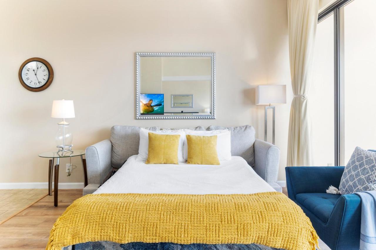 Upscale Penthouse With Ocean Views & Free Parking! *