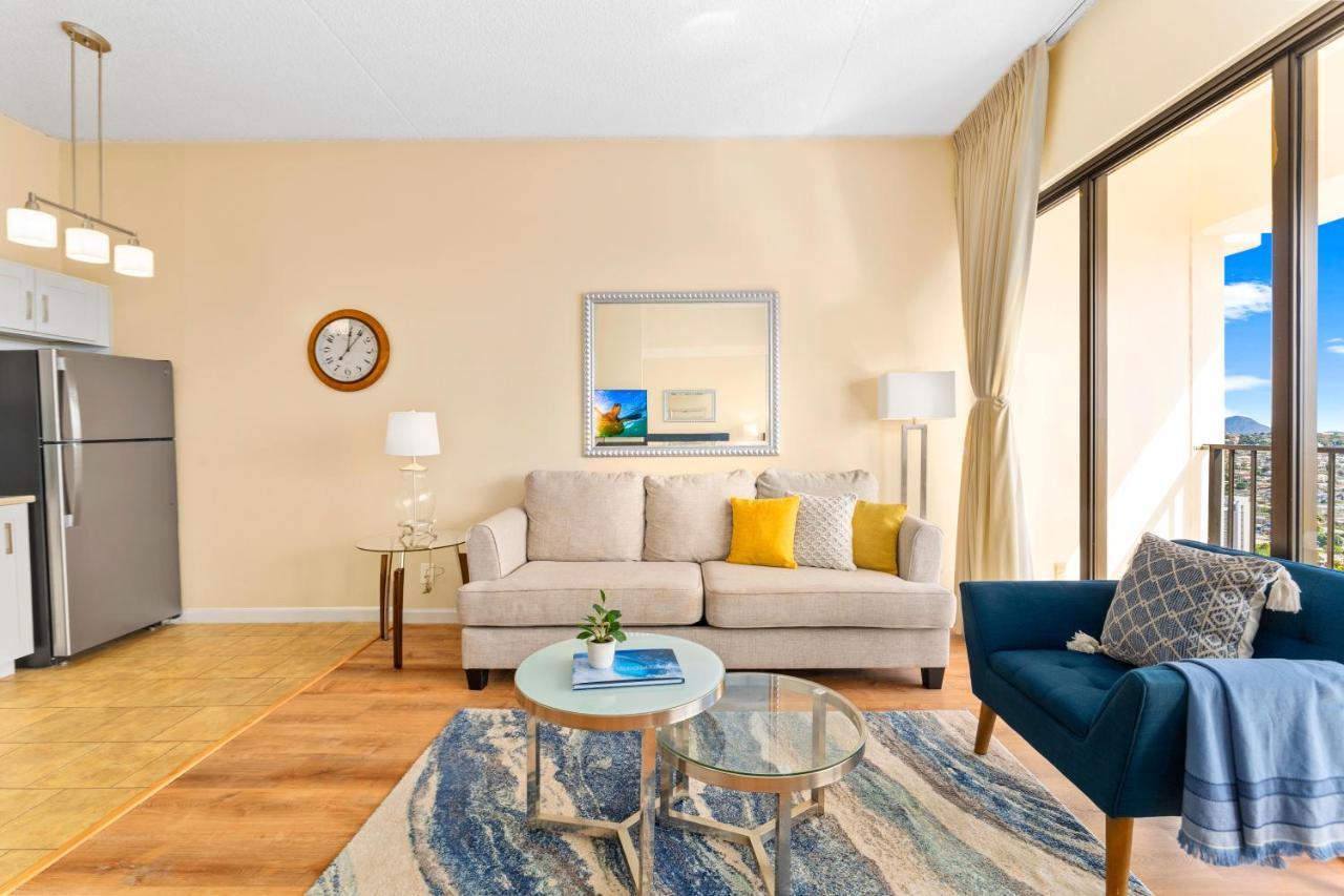 Upscale Penthouse With Ocean Views & Free Parking!