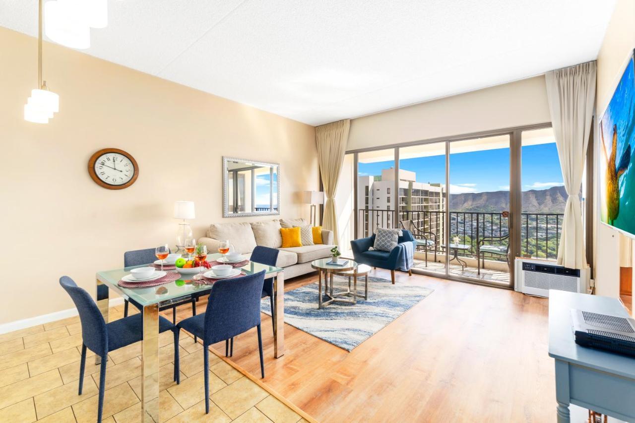 Upscale Penthouse With Ocean Views & Free Parking! Apartment