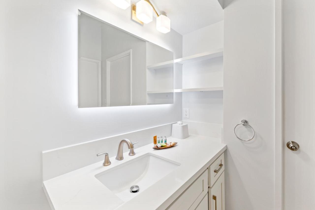 Apartment Upscale Penthouse With Ocean Views & Free Parking!