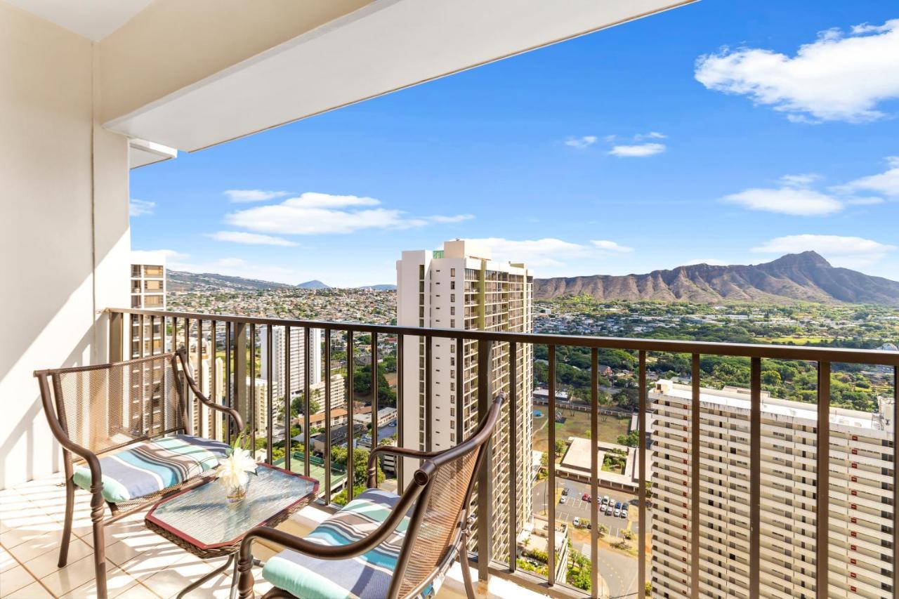 Apartment Upscale Penthouse With Ocean Views & Free Parking! *