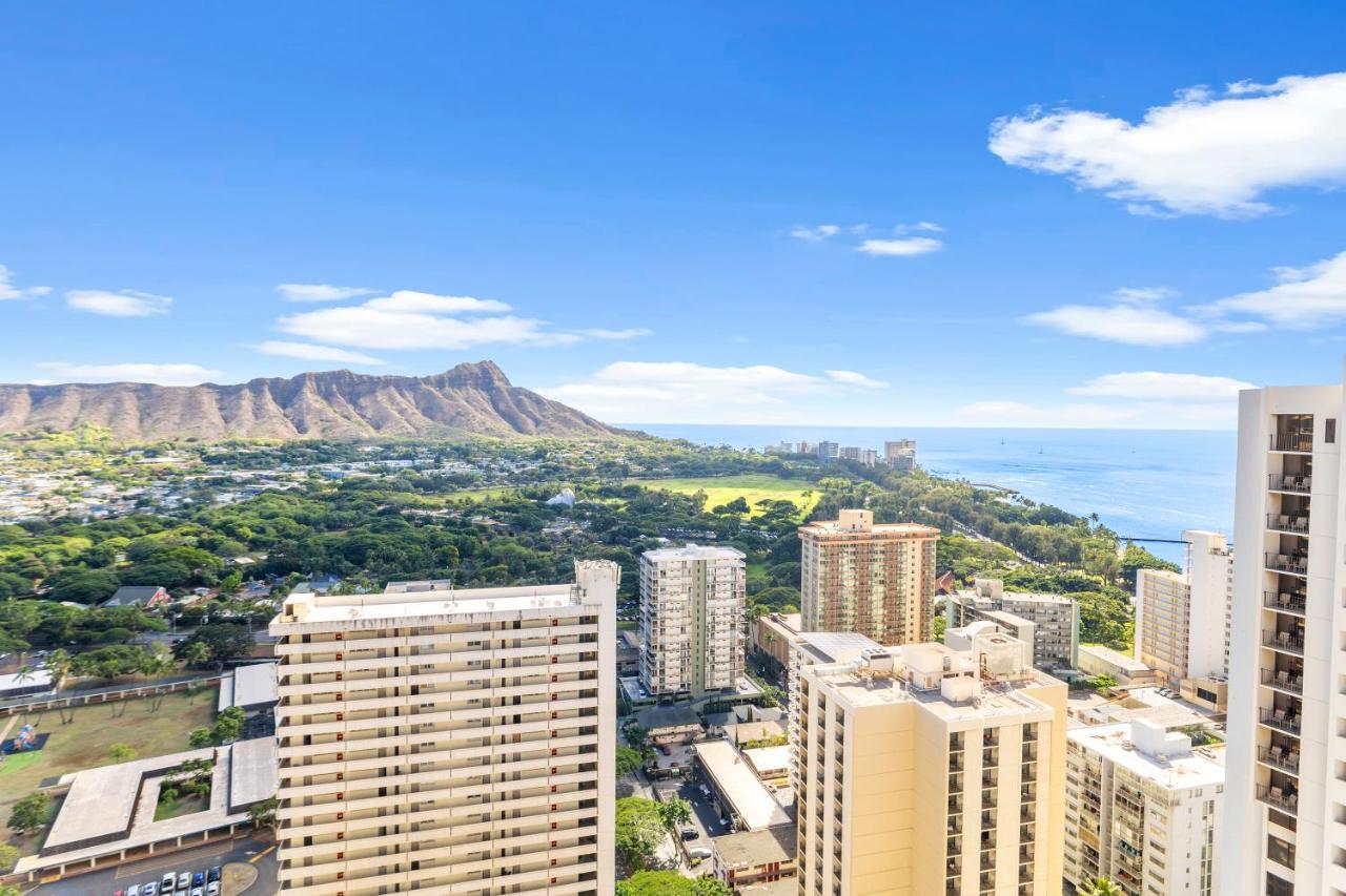 Upscale Penthouse With Ocean Views & Free Parking! Apartment