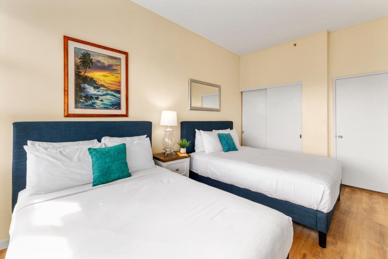 Apartment Upscale Penthouse With Ocean Views & Free Parking!
