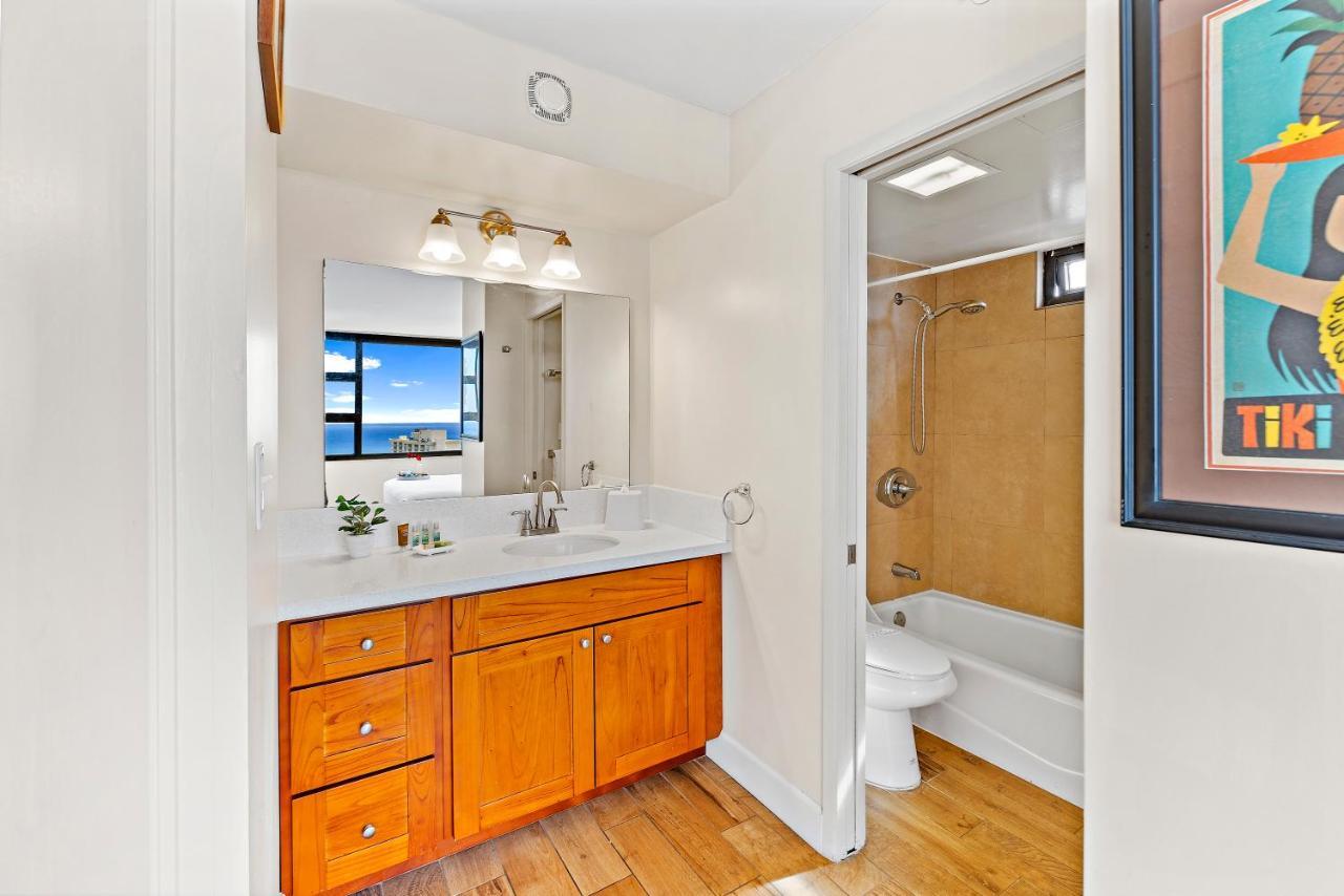 Apartment Waikiki Banyan 1br With Great Ocean Views, Steps To & Parking! *