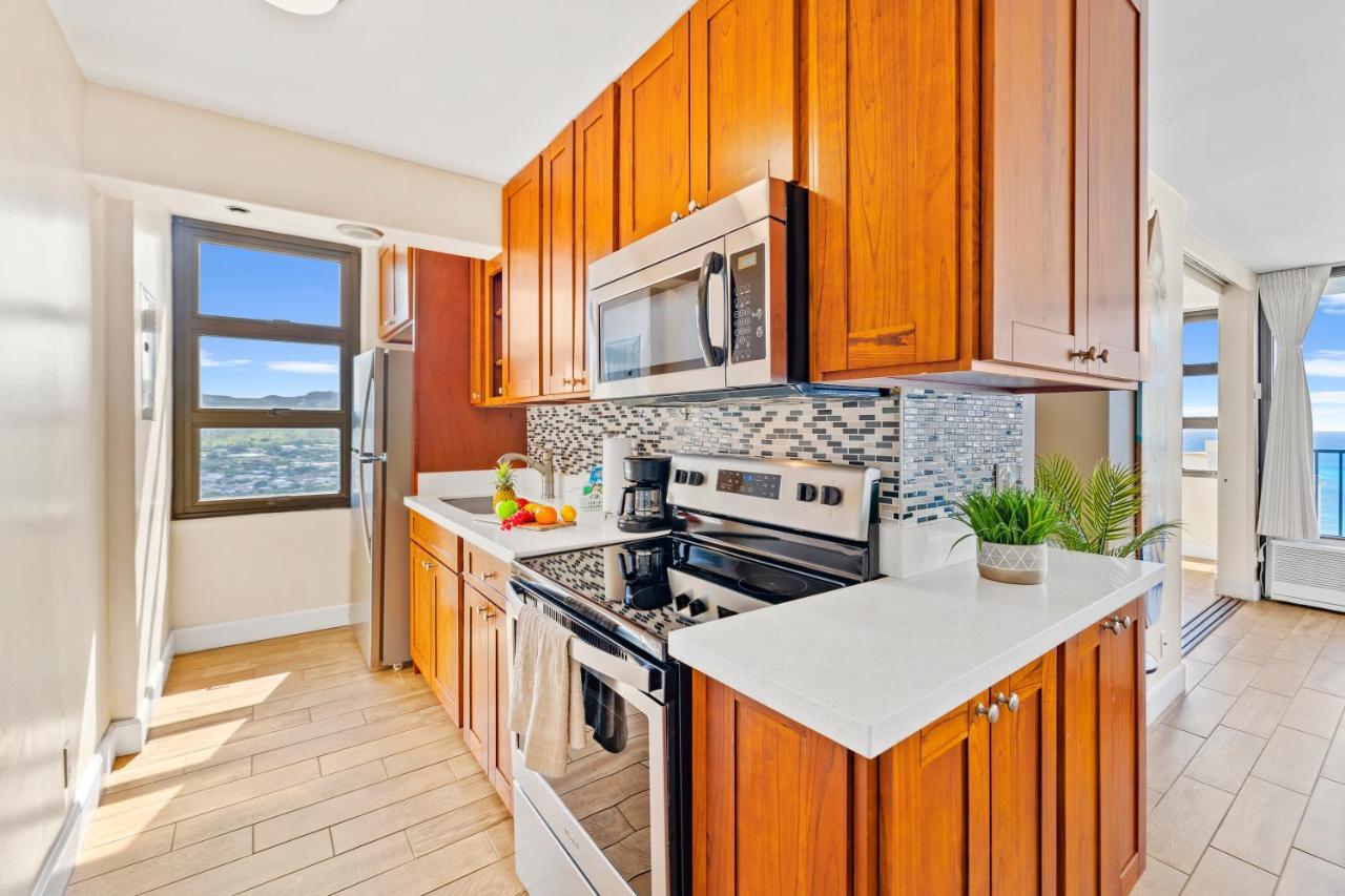 Waikiki Banyan 1br With Great Ocean Views, Steps To & Parking!