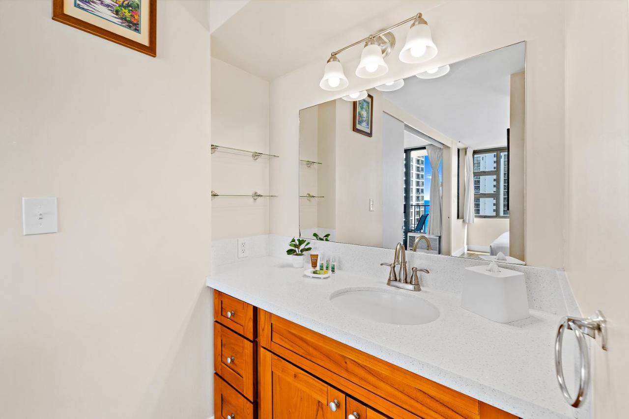 Waikiki Banyan 1br With Great Ocean Views, Steps To & Parking! Apartment Honolulu