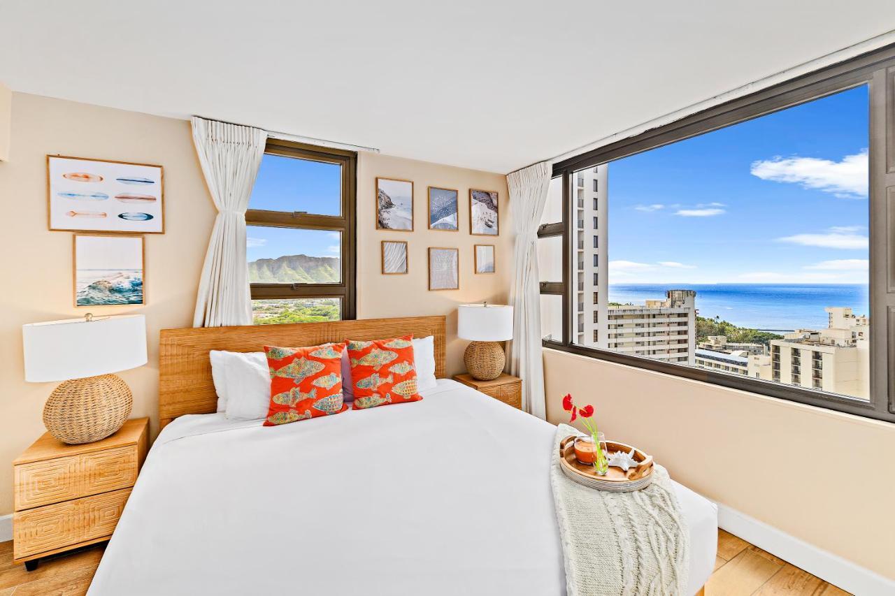 Waikiki Banyan 1br With Great Ocean Views, Steps To & Parking! Apartment