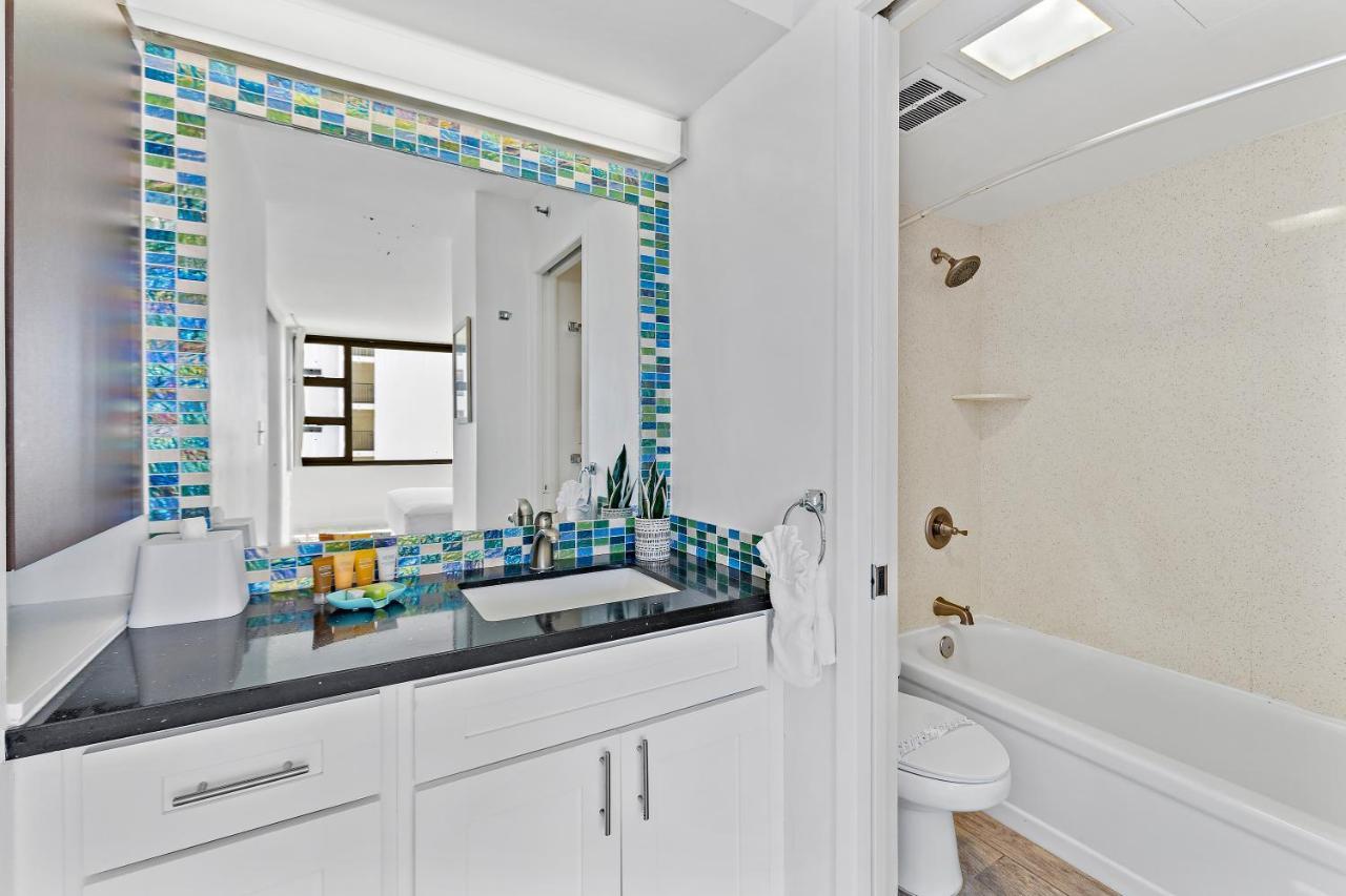 1br With Great Ocean Views, 1 Block To Waikiki Apartment *