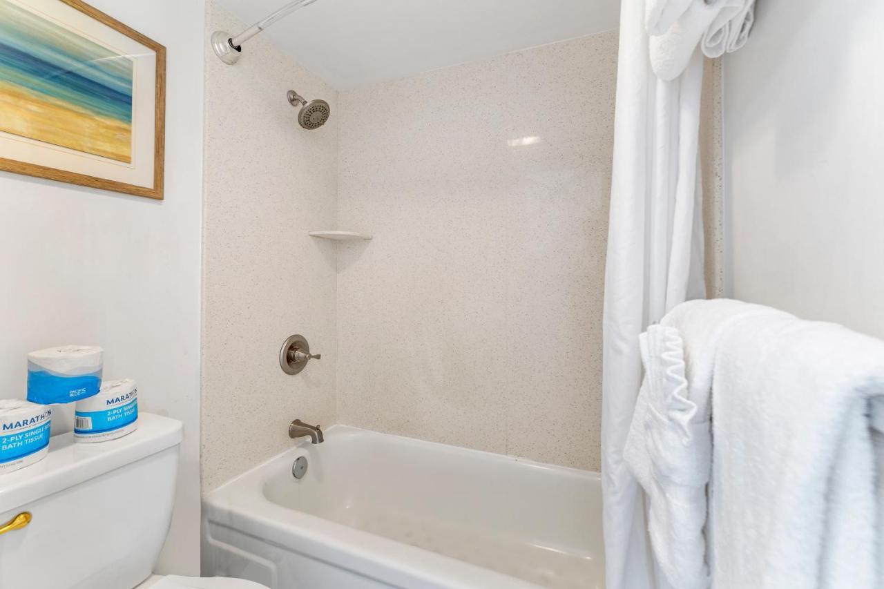 1br With Great Ocean Views, 1 Block To Waikiki *
