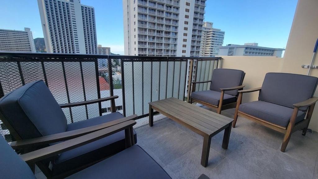 Waikiki 2 Bedrooms 2 Bathrooms With 1 Free Parking Space