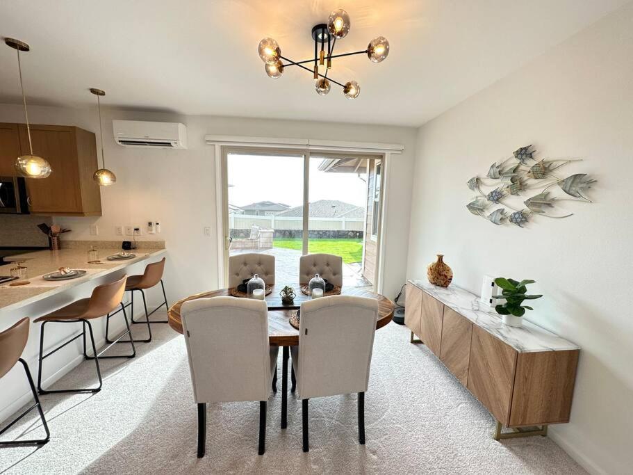 New 4 Bedroom With Ocean And Gorgeous Mountain Views In The Gated Community Of Mauna Olu *