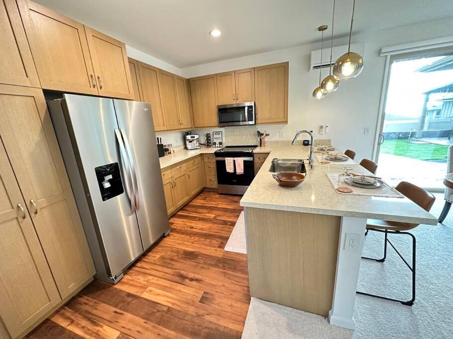 New 4 Bedroom With Ocean And Gorgeous Mountain Views In The Gated Community Of Mauna Olu Waianae